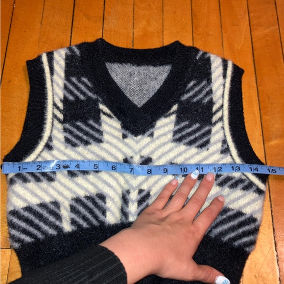 Plaid cropped sweater vest - Picture 6 of 10